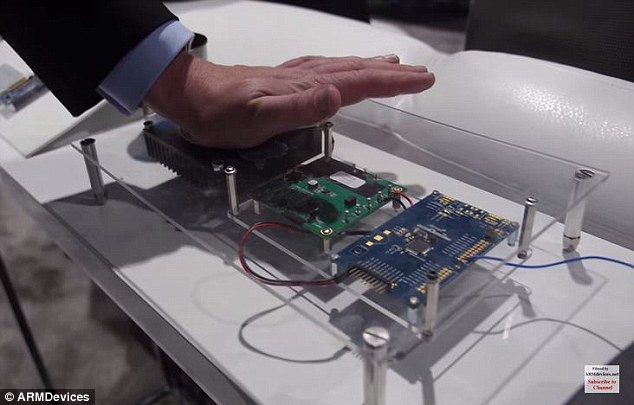 На фотографии Андреас Йеланд запитал чип SMART SAM L21 от тепла своей руки