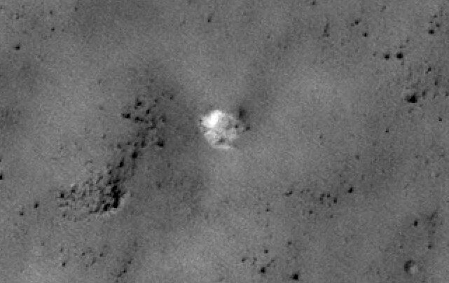 На форуме «Новостей космонавтики» пользователь Имхотеп выложил фрагмент снимка, на котором, скорее всего, изображен парашют Марса-3.