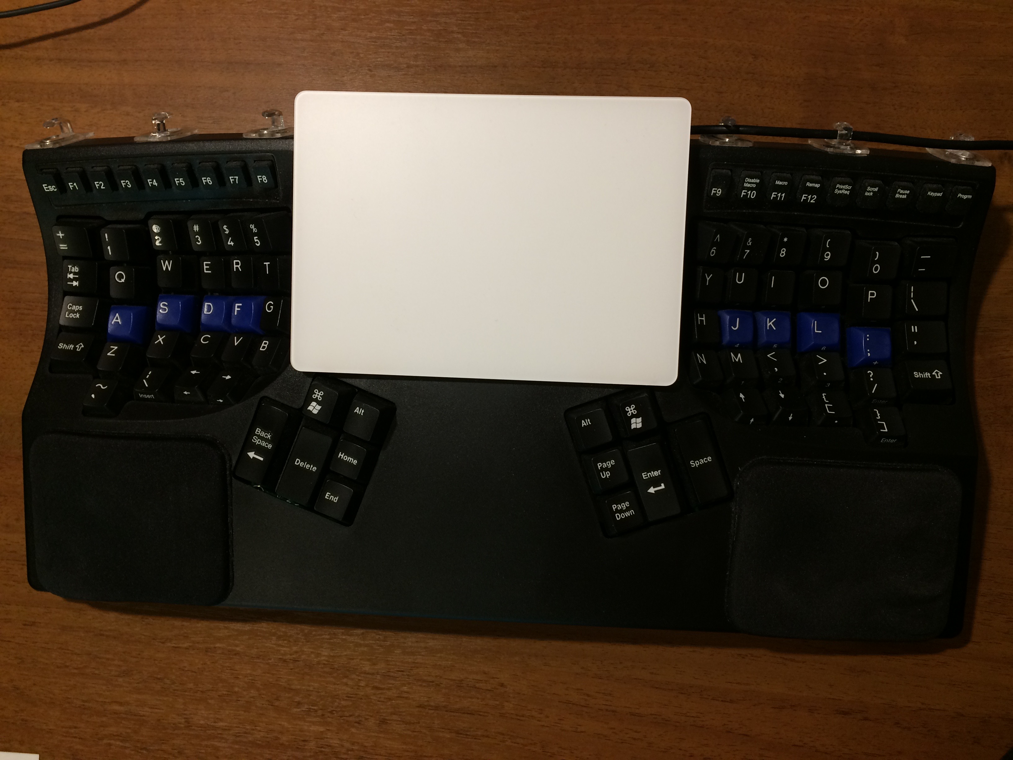 целью проекта было создание более компактной версии сетапа из kinesis advantage и magic apple trackpad, при сохранении всех возможностей полноразмерного сетапа