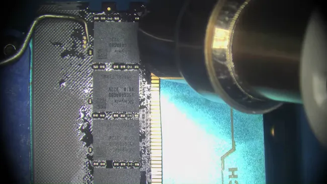 Пайка чипов памяти SK hynix на плату оперативной памяти DDR5 под микроскопом. Использование термофена.