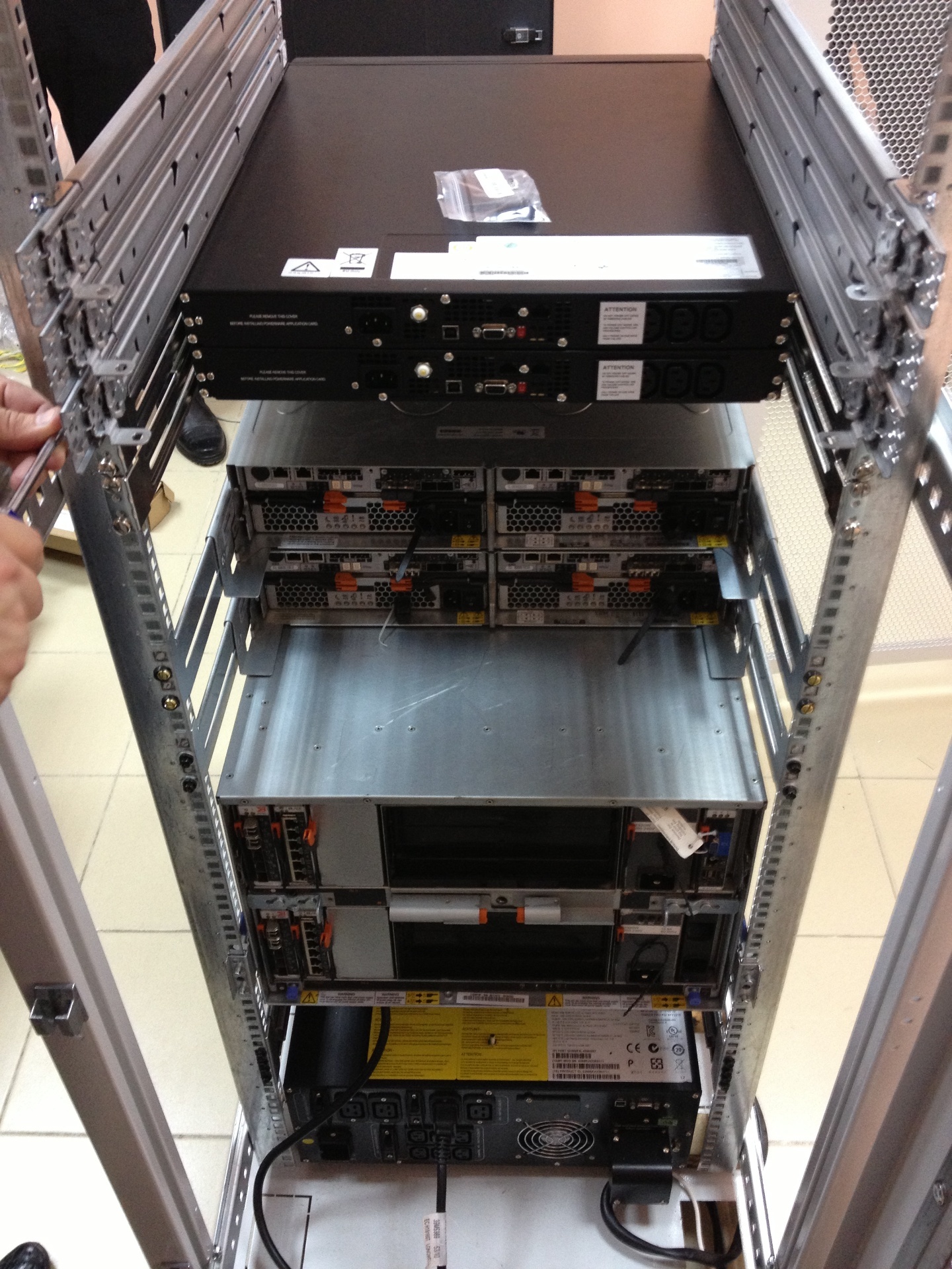 Установить сервер на телефон. Серверная платформа Lenovo HR 650 X. Стойка серверная IBM Deep dynamie Expansion Rack 1. Стойка серверная dell ECS. Монтаж серверной стойки.