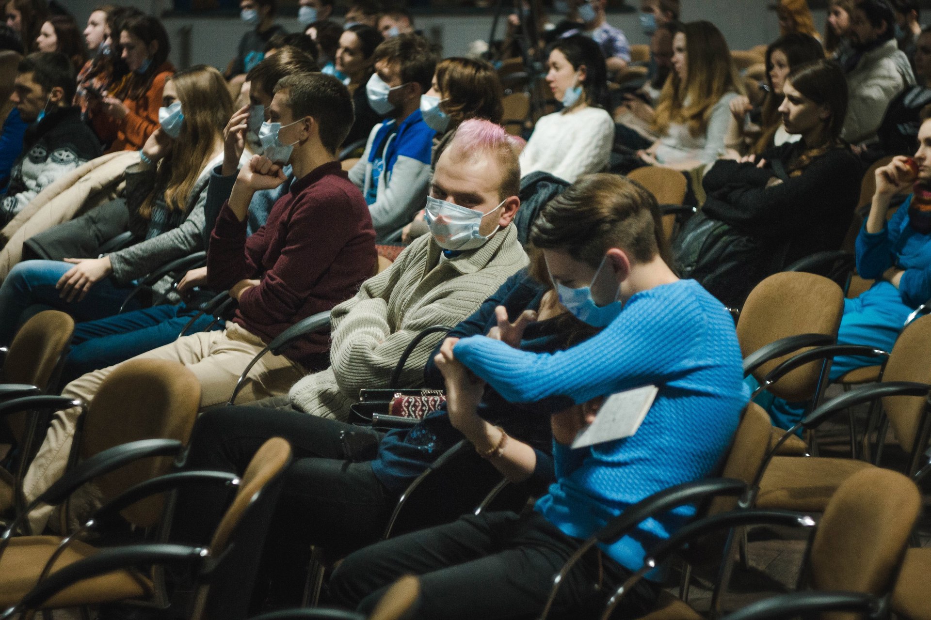Слушатели на одной из зимних лекций в Харькове, на многих надеты медицинские маски.