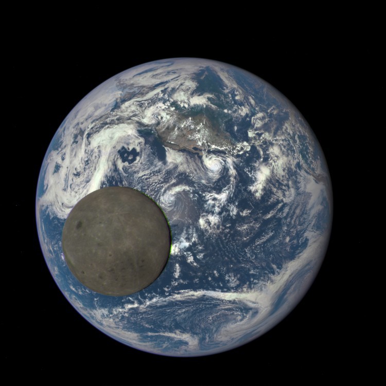 Потрясающая по красоте GIF-анимация: Луна, проходящая на фоне Земли