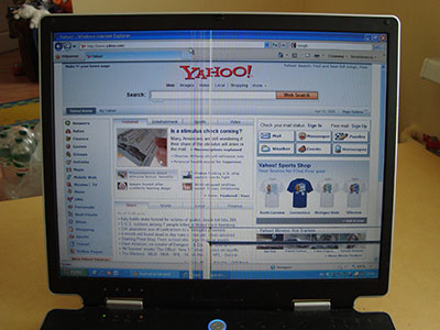 Сайт Yahoo.com на поврежденном экране ноутбука ASUS M3000. Половина информации не читается!