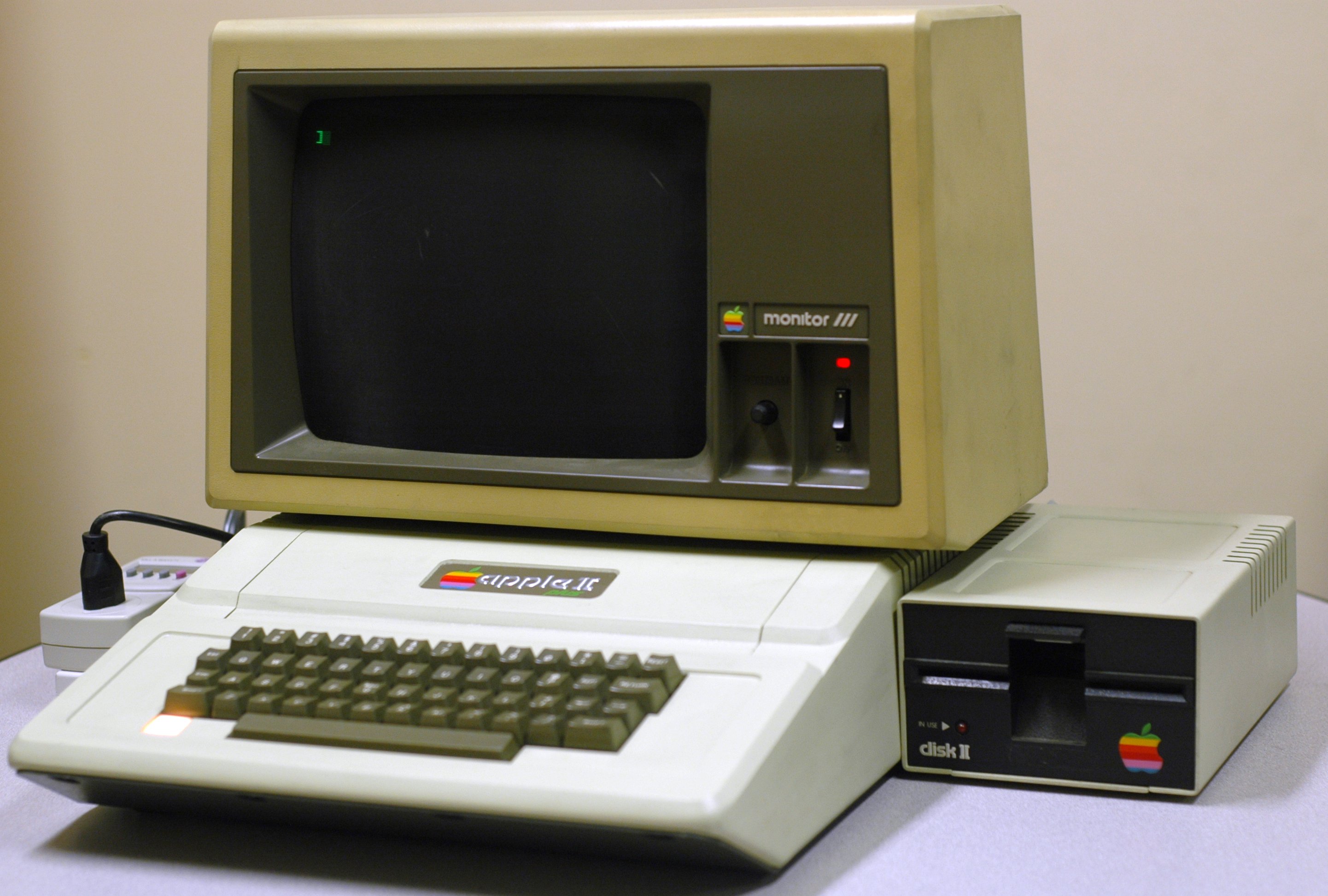 First apple. Apple II 1977. Первый компьютер Эппл 2. Apple 2 компьютер 1977. Apple i (1976) и Apple II (1977).