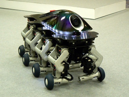 Японский робот о восьми ногах похож на танк. Или на таракана.