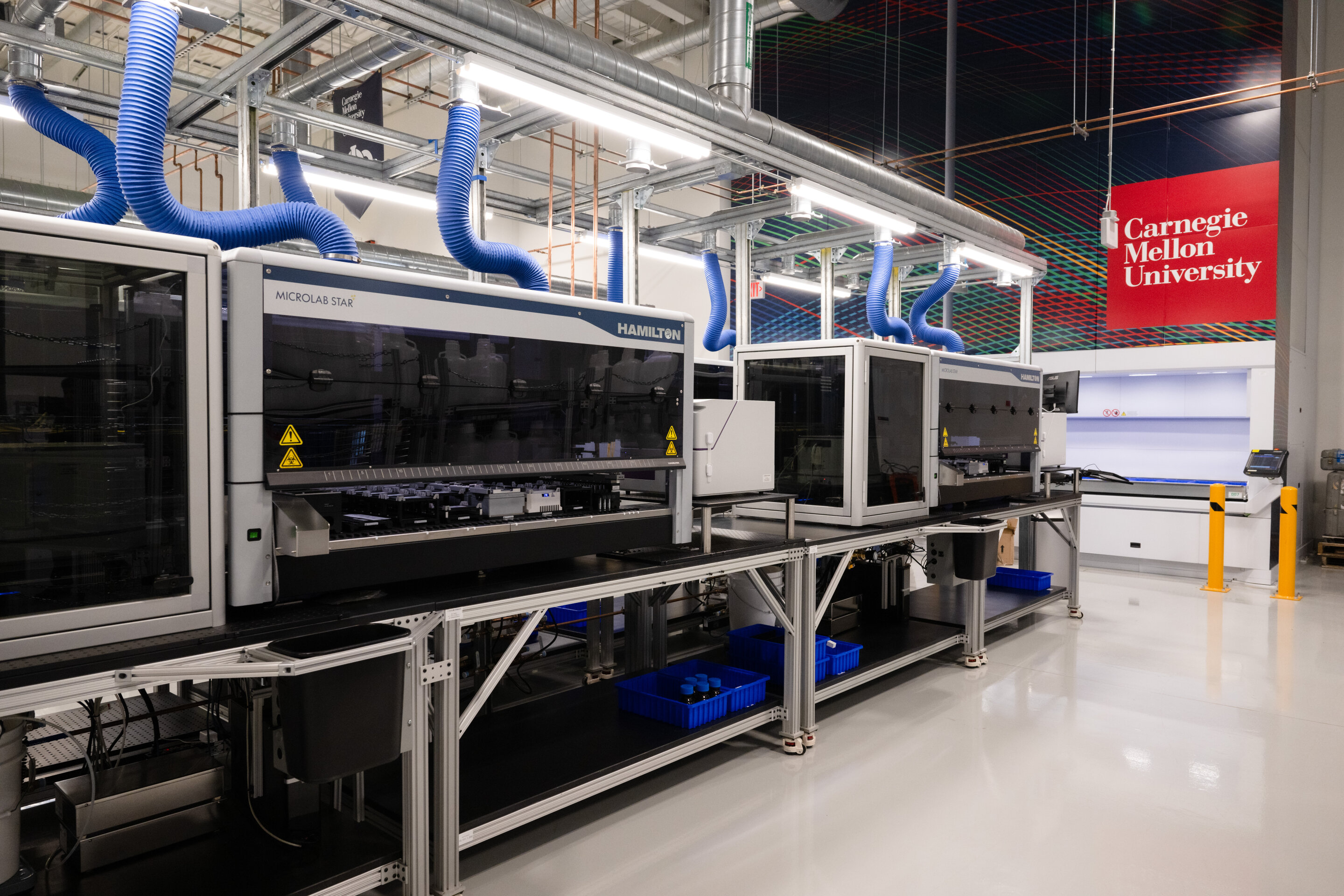 Облачная лаборатория Университета Карнеги-Меллона — это автоматизированная лаборатория с дистанционным управлением, предоставляющая исследователям доступ к более чем 200 единицам научного оборудования.