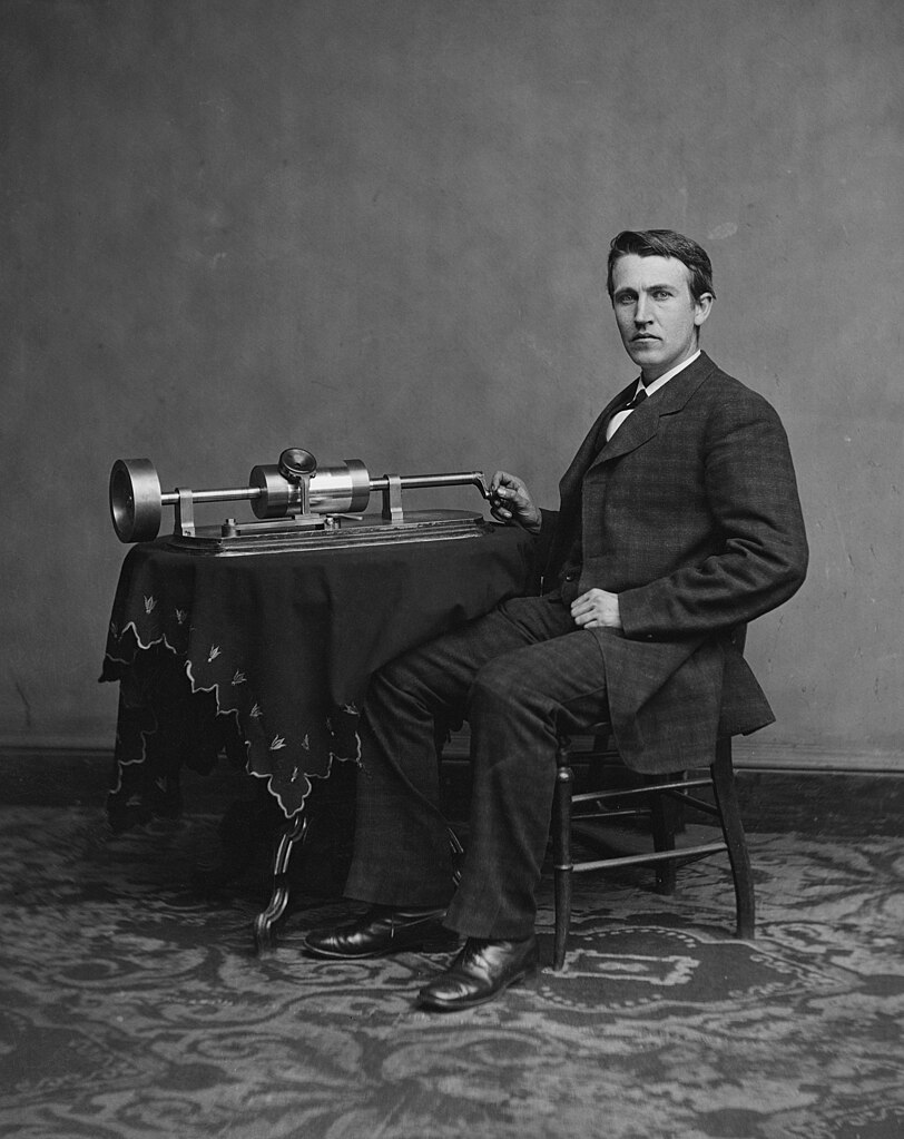 Эдисон со своим фонографом в апреле 1878 года, за несколько месяцев до того, как он приступил к созданию электрического света.