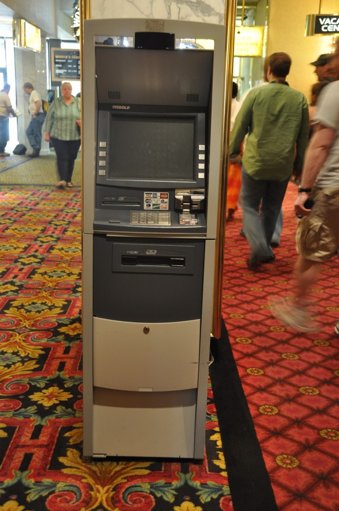 Фото `не-мошеннического' банкомата в Riviera Hotel and Casino, автор -- Andrea Matwyshyn