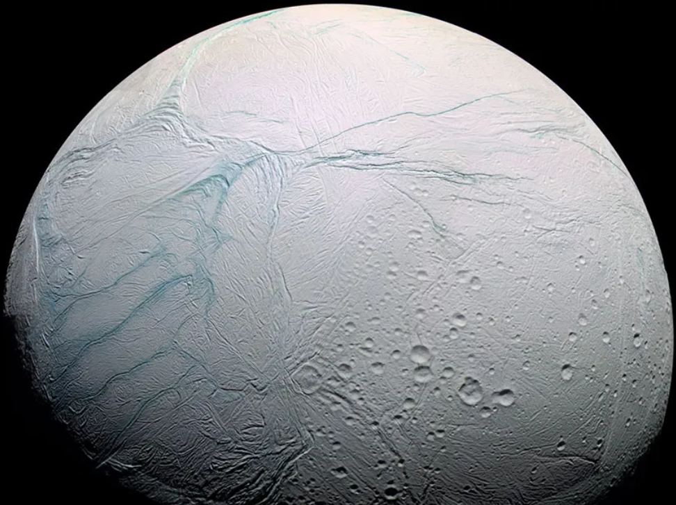 Спутник Сатурна Энцелад не просто яркий и красивый. Под этим льдом скрывается океан, в котором содержатся химические вещества, необходимые для жизни.