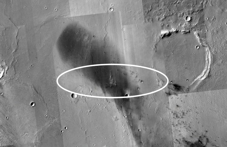 Изображение холмов Колумбии на Марсе, которые являются одним из потенциальных мест посадки ровера MARSE. Белый круг обозначает примерный 80-километровый (50-мильный) посадочный эллипс, который SHIELD будет использовать для посадки.