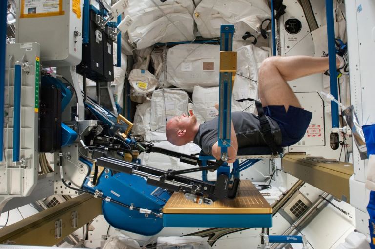 Астронавт ЕКА Александр Герст тренируется на тренажёре Advanced Resistive Exercise Device (ARED)