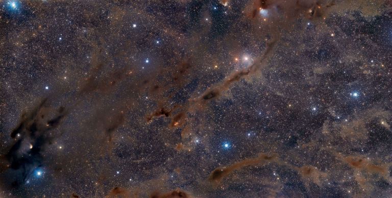 Это двухпанельная мозаика части Гигантского молекулярного облака Тельца, ближайшего к Земле активного звёздообразующего региона. В самых тёмных областях рождаются звёзды. Внутри этих огромных облаков также образуются сложные химические вещества.