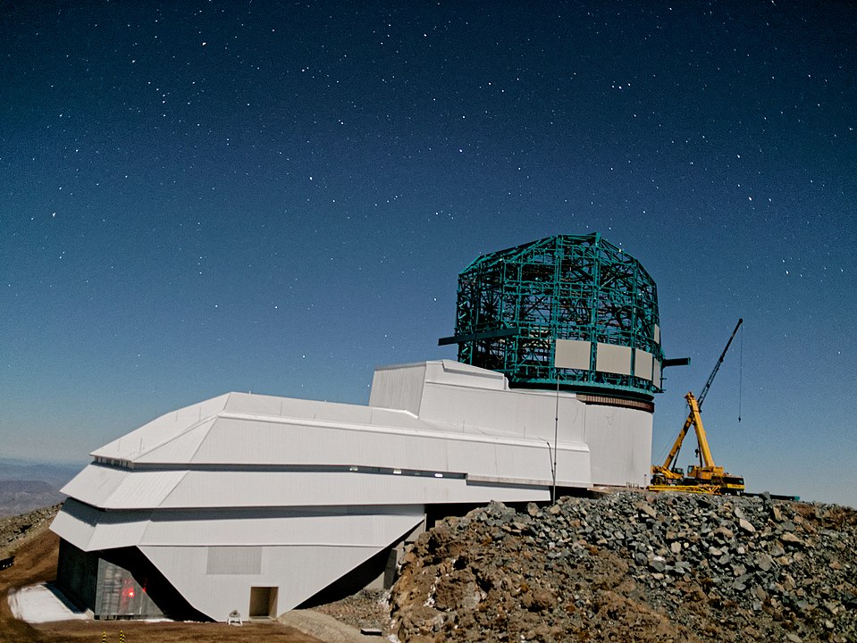Обсерватория имени Веры К. Рубин строится в Серро-Пачон (Чили). На этом снимке показан ход строительства в конце 2019 года. Обсерватория должна быть способна обнаружить межзвёздные объекты, подобные Оумуамуа.