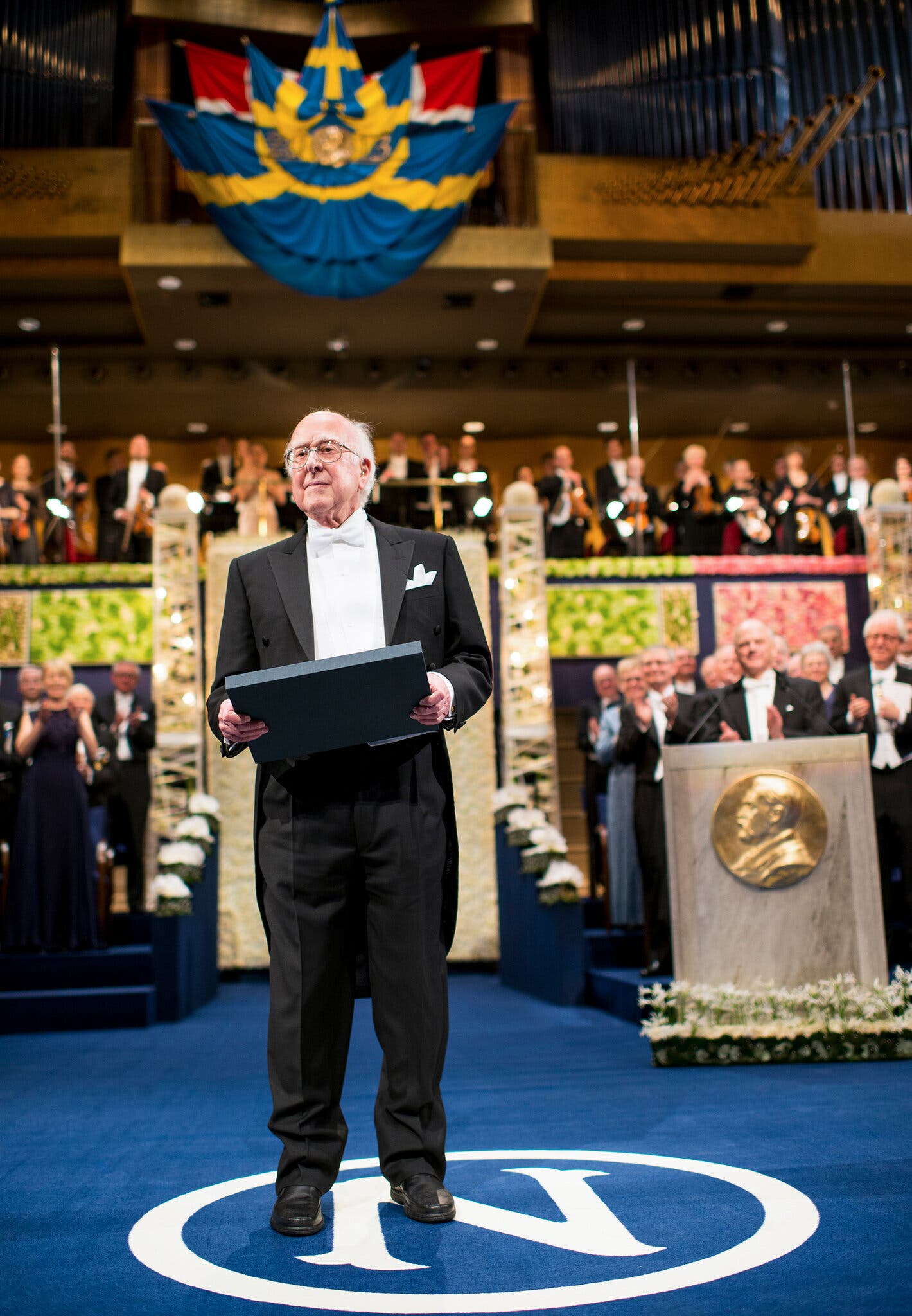  Доктор Хиггс получает Нобелевскую премию по физике на церемонии в 2013 году в Стокгольме.