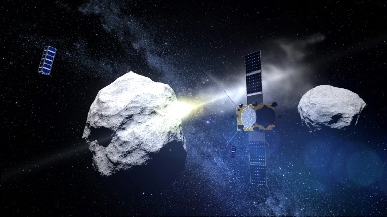 На этом компьютерном изображении, опубликованном Европейским космическим агентством, показано воздействие снаряда DART (Double Asteroid Redirection Test) на бинарную астероидную систему (65803) Didymos.