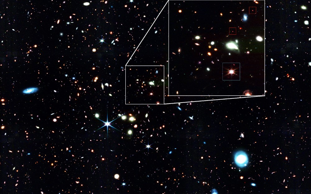 Изображение светящегося квазара J1148+5251, чрезвычайно редкого активного СМЧД массой 10 миллиардов солнечных масс (синяя рамка), полученное с помощью Уэбба n EIGER. В том же наборе данных видны два «детских квазара» (красные рамки).