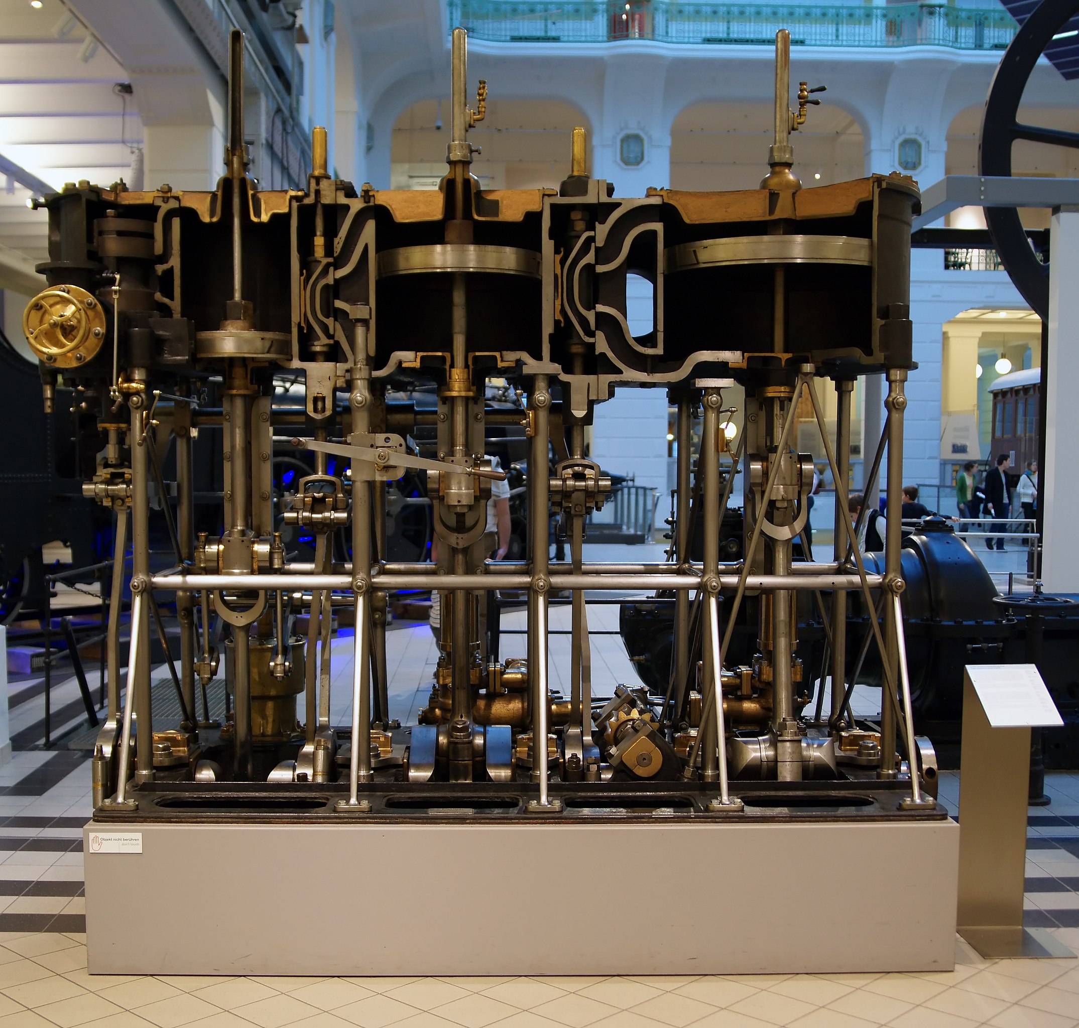 Срез австрийского двигателя тройного расширения 1888 года в Венском техническом музее.