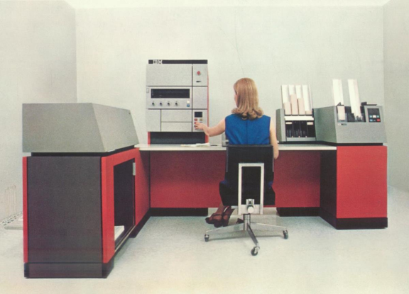 Рисунок 4. Средний компьютер IBM System/3 Model 10 с оператором.