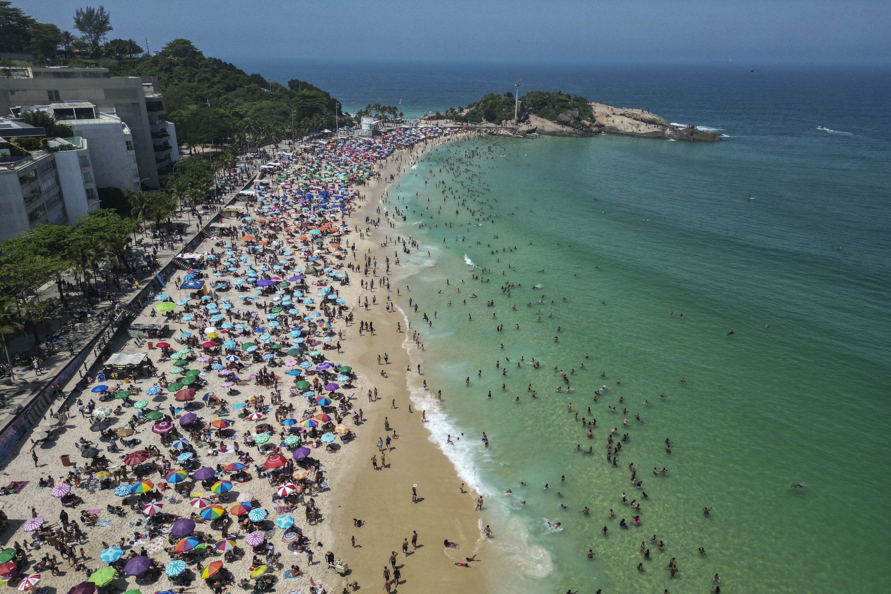 Любители пляжного отдыха стекаются на пляж Арпоадор, чтобы переждать сильную жару в Рио-де-Жанейро, Бразилия, воскресенье, 24 сентября 2023 года. По подсчётам Европейского климатического агентства, ноябрь уже шестой месяц подряд устанавливает новый месячный рекорд жары, добавляя самую жаркую осень к побитым рекордам жары в этом году