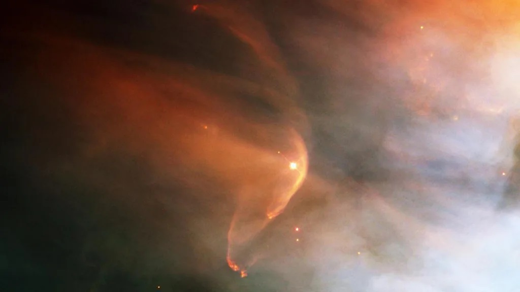 Инфракрасное изображение ударной волны, созданной массивной гигантской звездой Дзета Офиучи в облаке межзвёздной пыли.