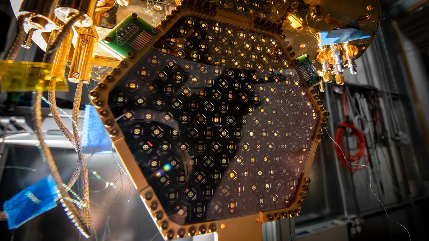 Фотография пластины детектора CMB-S4, подготовленной к испытаниям в криостате в Национальной лаборатории Лоренса Беркли.