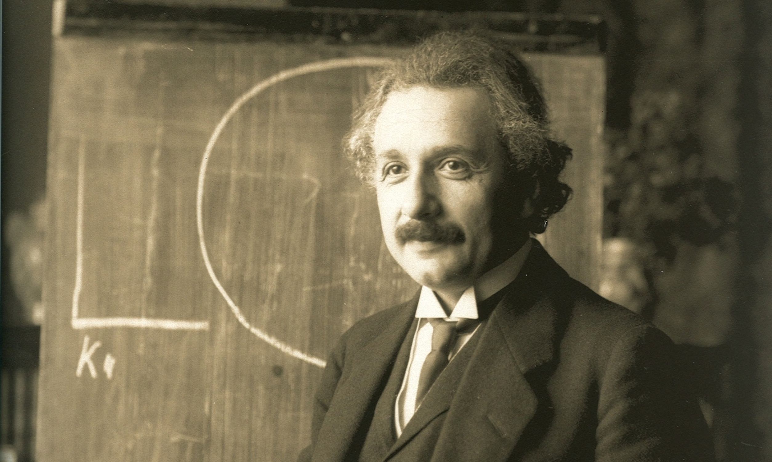 Альберт Эйнштейн во время лекции в Вене в 1921 году