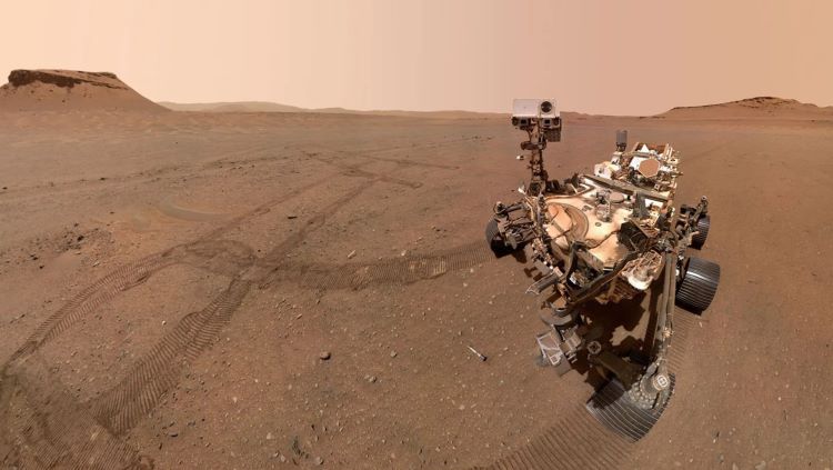  Селфи ровера НАСА «Персеверанс», сделанное в январе 2023 года, на котором изображён ровер с несколькими пробирками с образцами, которые он собрал и опустил на марсианскую поверхность, чтобы затем забрать и вернуть на Землю в рамках миссии Mars Sample Return, запланированной на 2030-е годы.