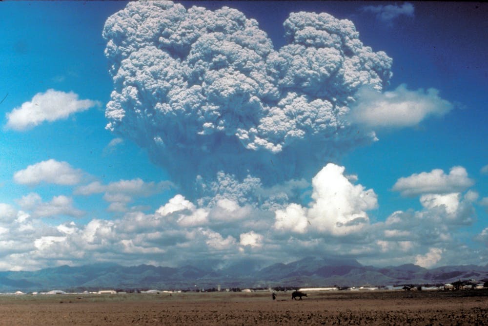 Пепловое облако Пинатубо во время извержения 1991 года.