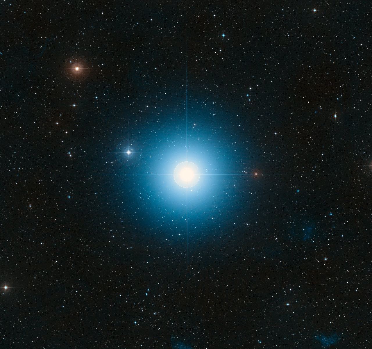На этом снимке показана звезда Фомальгаут, вокруг которой вращается недавно открытая планета. Фомальгаут гораздо горячее нашего Солнца, в 15 раз ярче и находится на расстоянии 25 световых лет от Земли. Водород в ней сгорает с такой бешеной скоростью, что она сгорит всего за один миллиард лет, что составляет 10% продолжительности жизни нашей звезды. Поле зрения составляет 2,7 x 2,9 градуса.