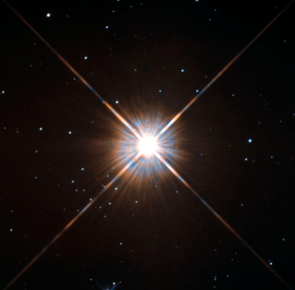 Это снимок Хаббла нашего ближайшего звёздного соседа, Проксимы Центавра. Проксима Центавра b — каменистая экзопланета в обитаемой зоне звезды.