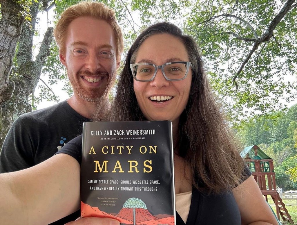 Зак и Келли Вайнерсмит — авторы книги «Город на Марсе: Можем ли мы заселить космос, должны ли мы заселить космос и действительно ли мы все продумали?»
