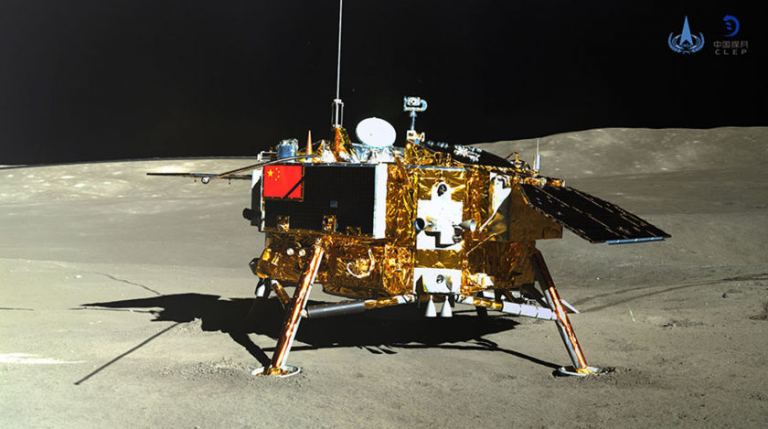 Китайский космический аппарат «Чанъэ-4» на поверхности Луны.