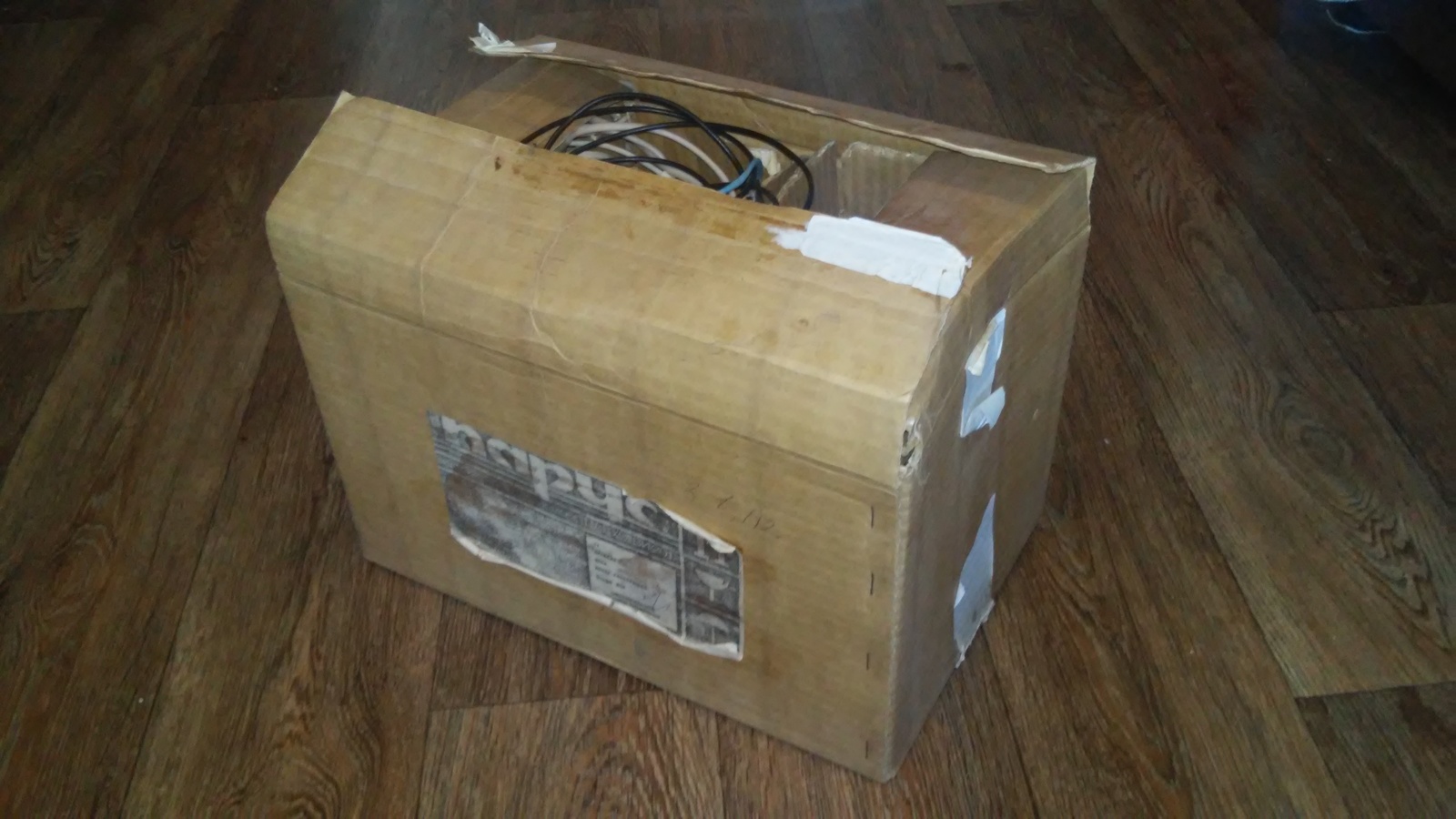 Коробка "Парус ВИ-201", распечатанная, стоит на полу