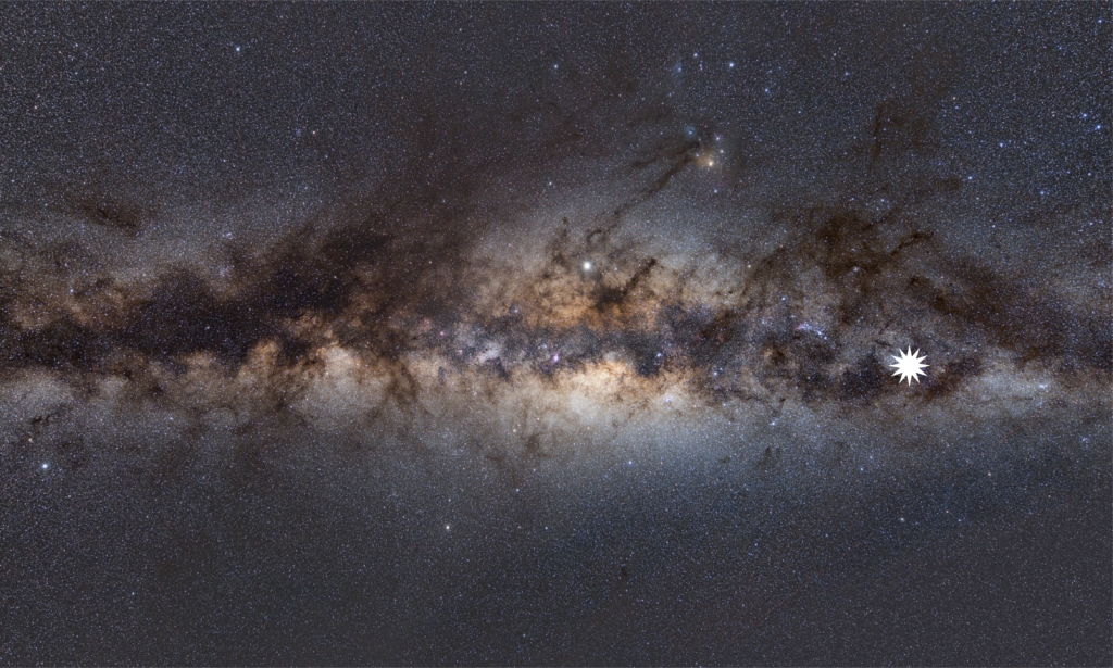 На этом изображении показан Млечный Путь, если смотреть с Земли. Звездочка показывает положение таинственного объекта. Credit: Dr Natasha Hurley-Walker (ICRAR/Curtin).