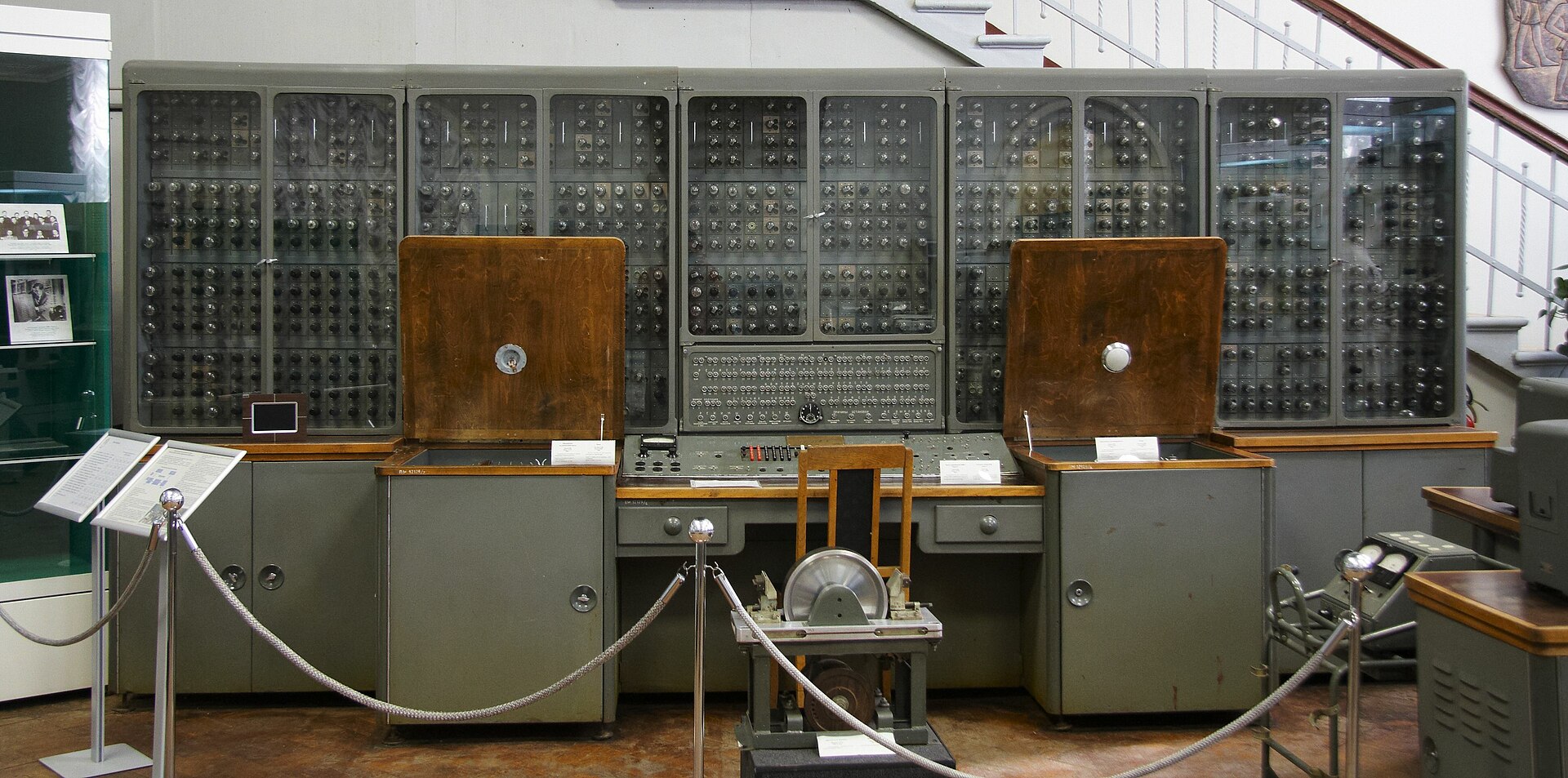 ЭВМ "Урал-1", один из первых серийных компьютеров в СССР