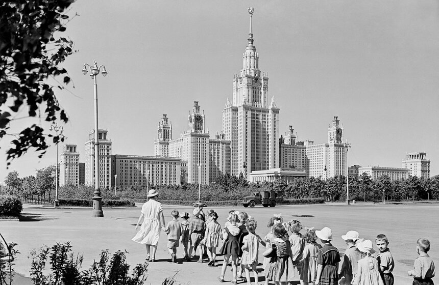 Именно здесь начинался путь российского тестирования (Главное здание МГУ. Фото ТАСС)
