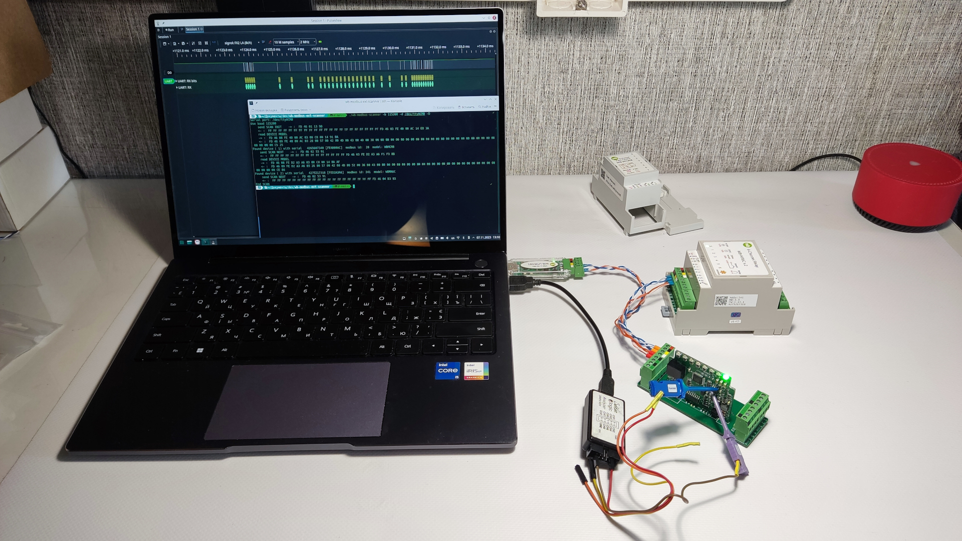 Стенд: ноутбук с Linux, преобразователь WB-USB485, логический анализатор и два Modbus-устройства Wiren Board с поддержкой расширения Быстрый Modbus