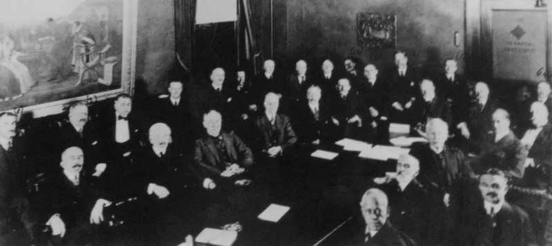 Первое заседание «Пионеров Эдисона» — Латимер в нижнем ряду, справа от стола