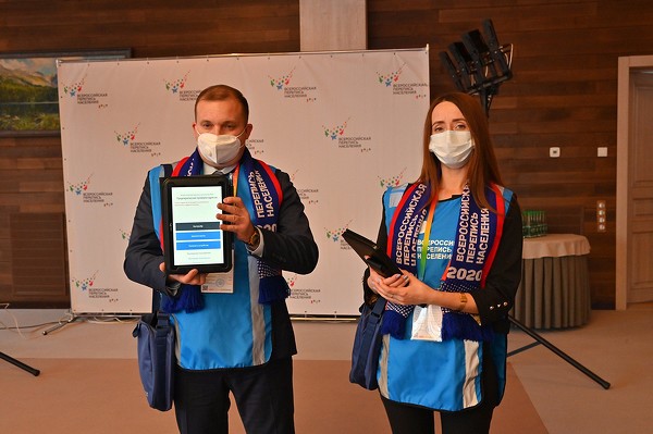 Униформа переписчиков, в руках — планшеты на ОС «Аврова»