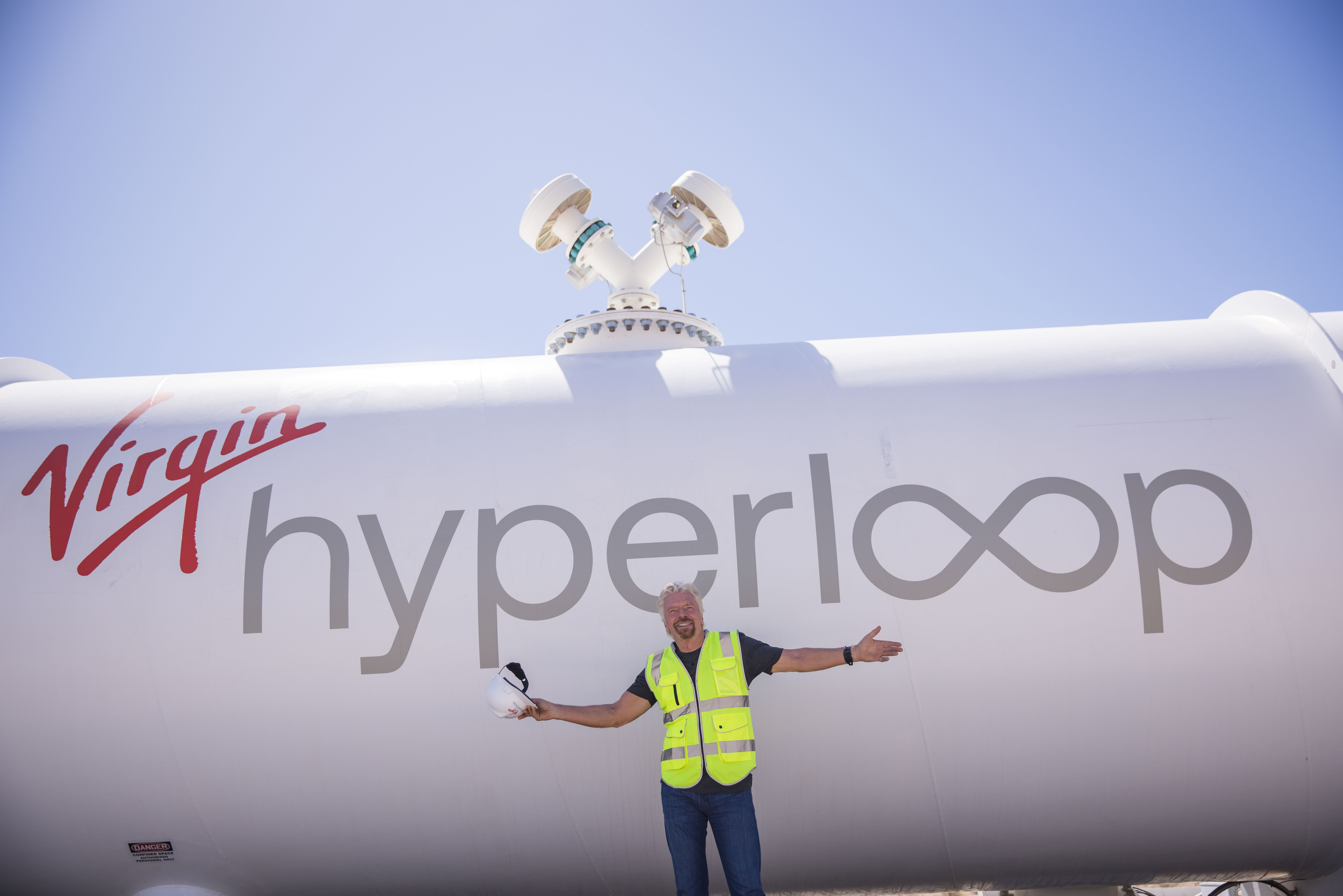 Ричард Брэнсон у испытательного трека Virgin Hyperloop. Источник