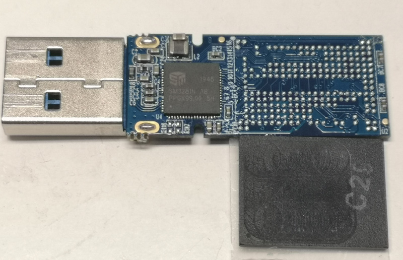 Логотип производителя, выпустившего NAND-чип, на таких флешках либо замазывают, либо прописывают поверх него что-то другое