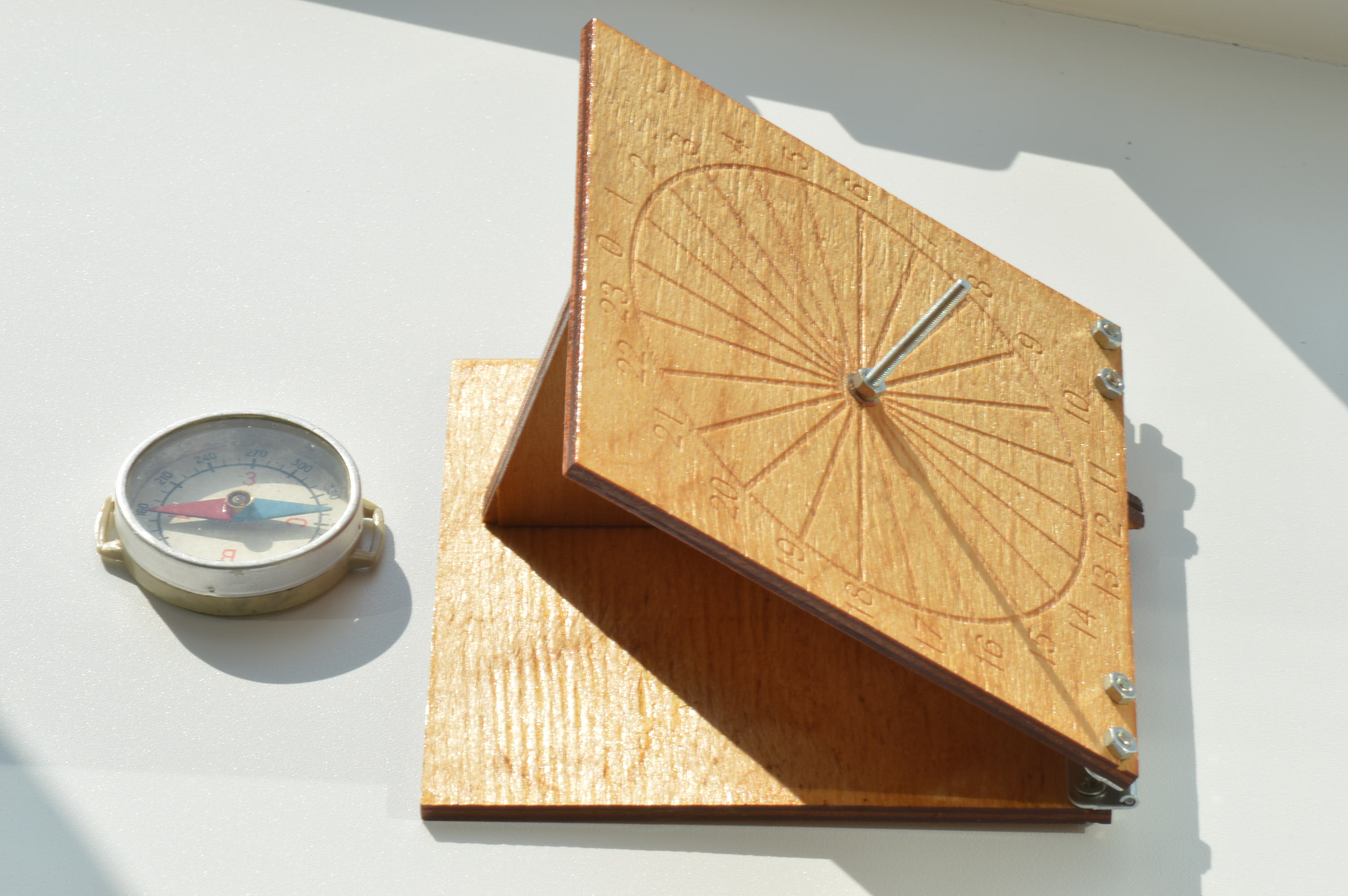 Ориентирование экваториальных солнечных часов. Фото автора.