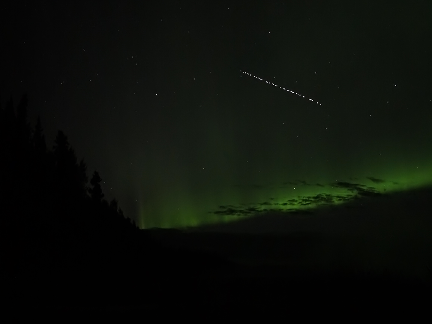 Цепочка спутников системы Starlink с Земли -- одно из явлений, которое можно увидеть на небе. Фото: Washington Post