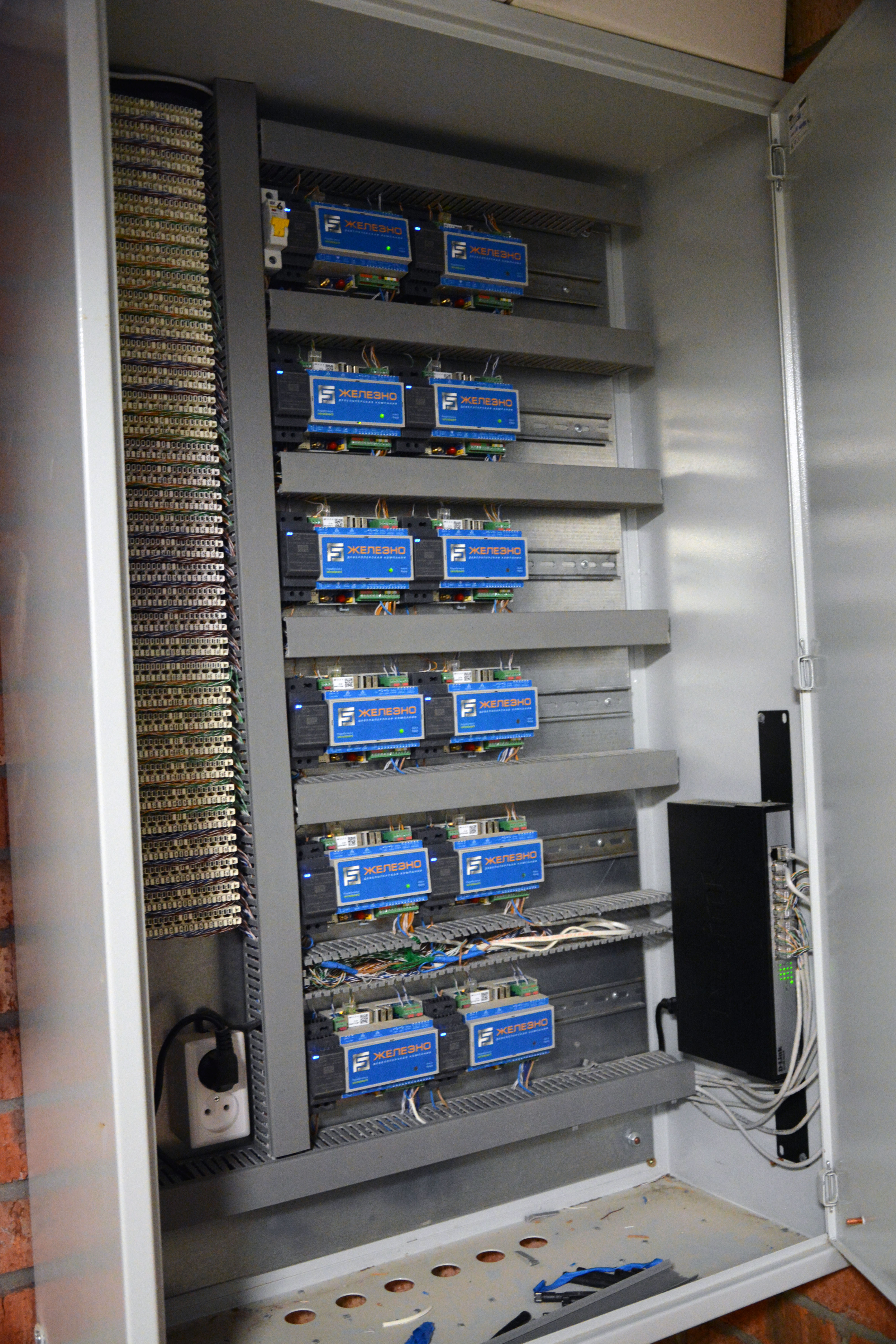 Щит с контроллерами Wiren Board в серверной комнате