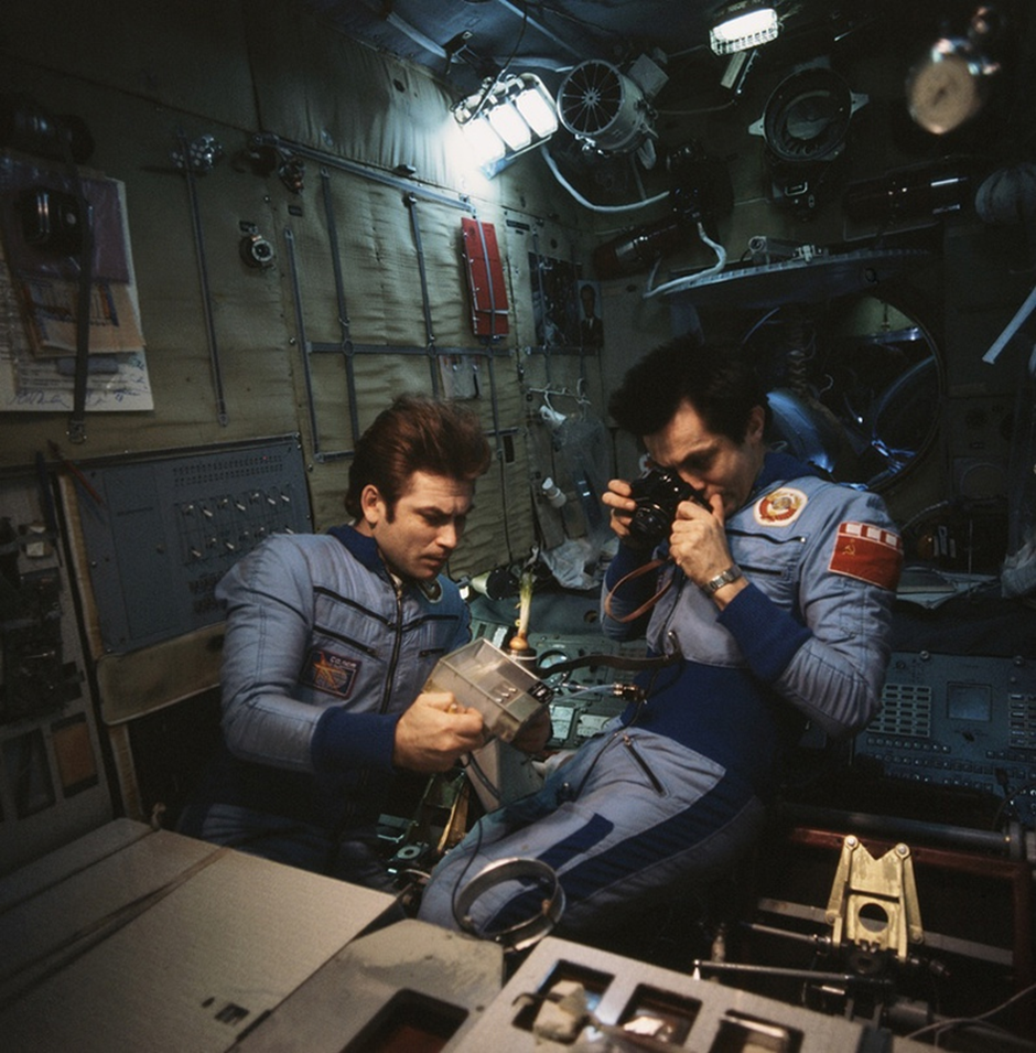 Космонавты Владимир Ковалёнок (слева), Александр Иванченков и — лук. Источник