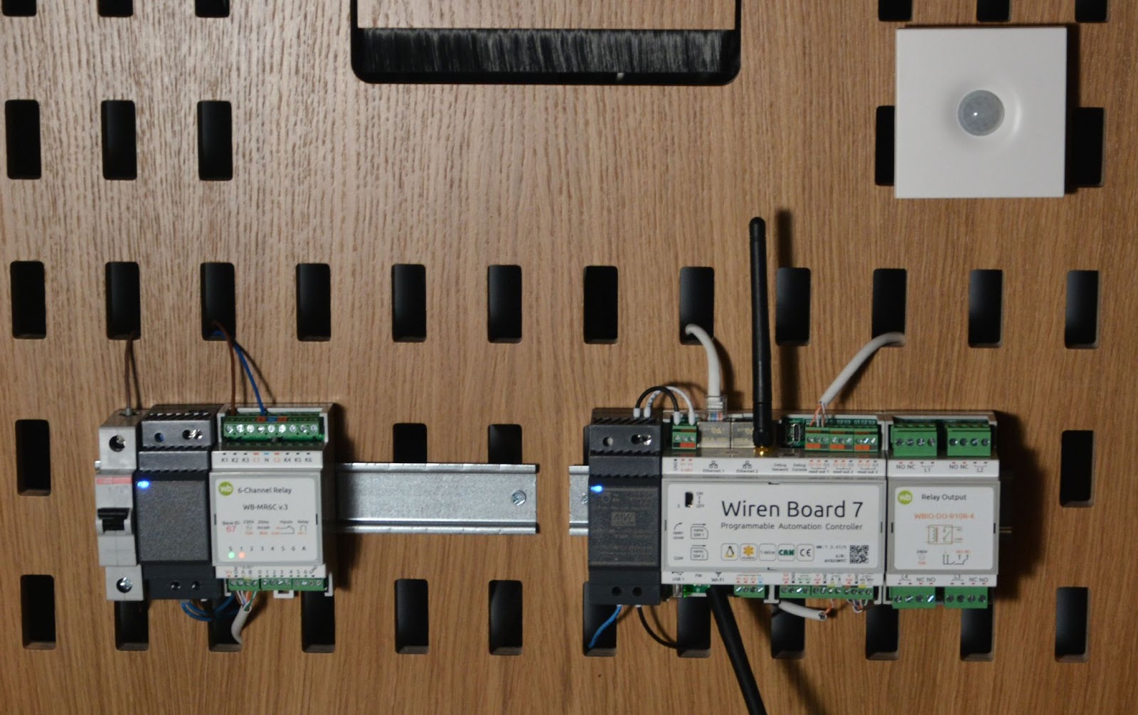 Сердце переговорной комнаты — контроллер Wiren Board 7, дополненный модулями реле и универсальным датчиком  