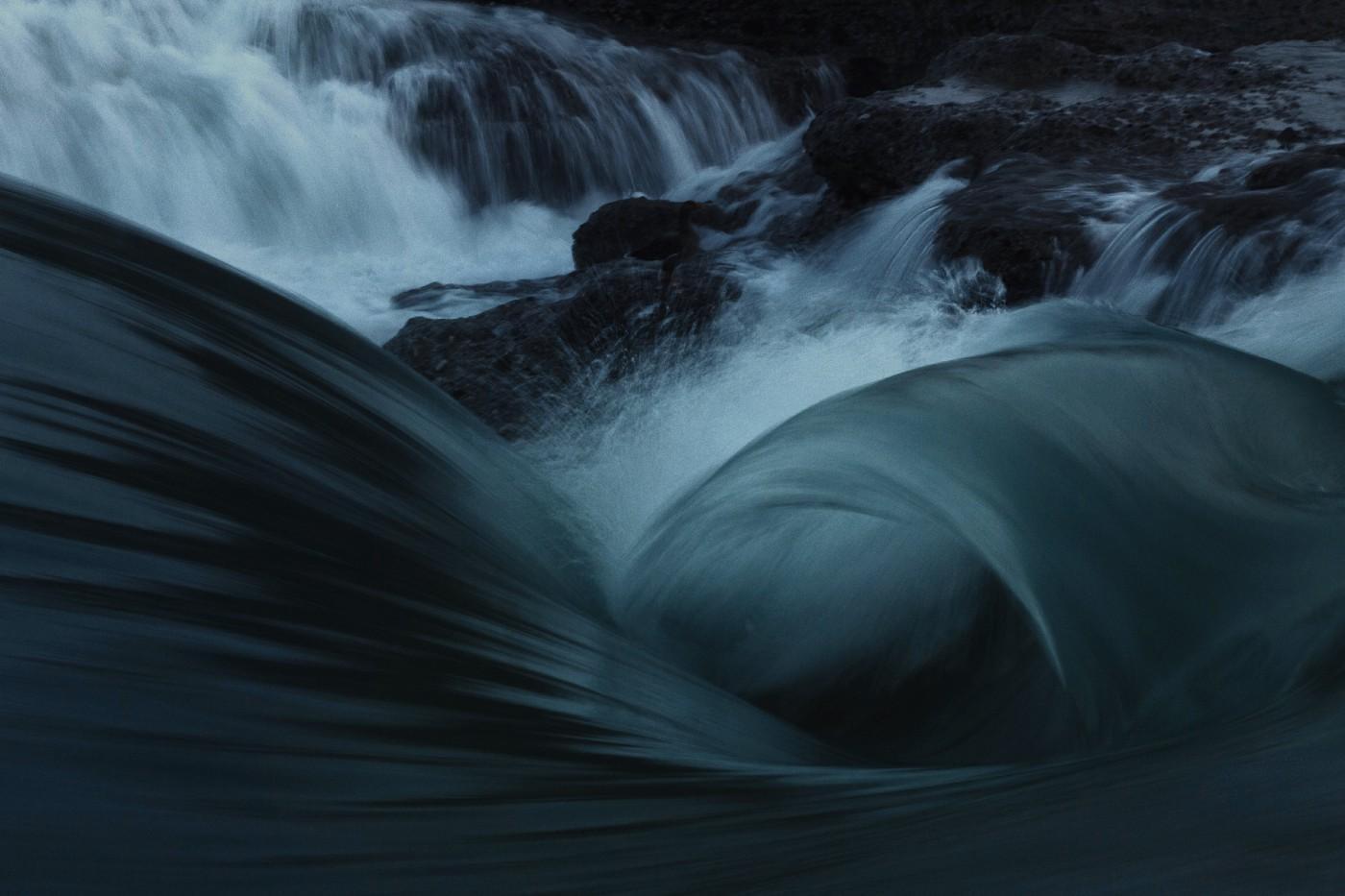 Сон вода течение. Воды глубокие плавно. Картинки волны водопад. Вода вблизи Темнота.