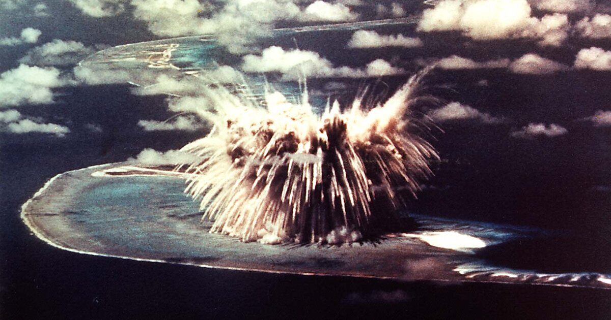Эниветок в момент взрыва ядерного боезаряда