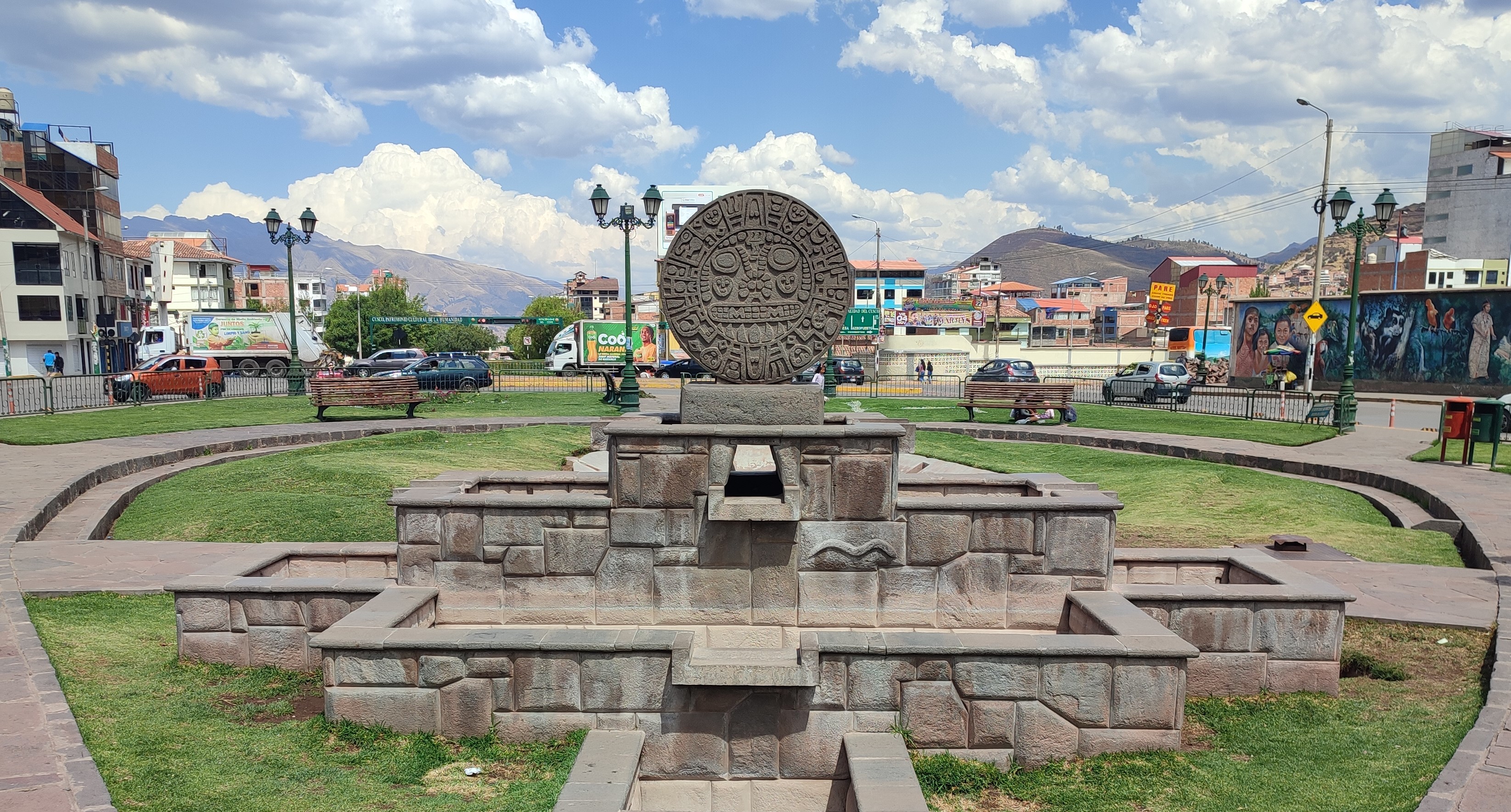 Рожица по центру - это не ассет из Зумы, а важный символ в Перу: Солнце Эченике (Sol de Echenique). Он используется в качестве герба Куско.